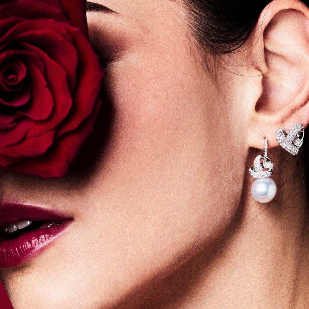 MIMI MILANO Orecchini Love Knot con perla South Sea e diamanti