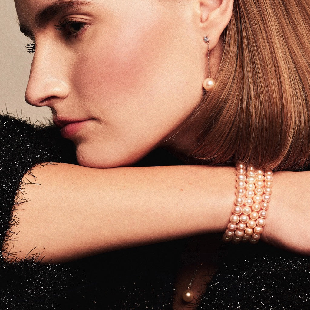 Brincos pendentes com pérolas rosa e estrelas de diamantes