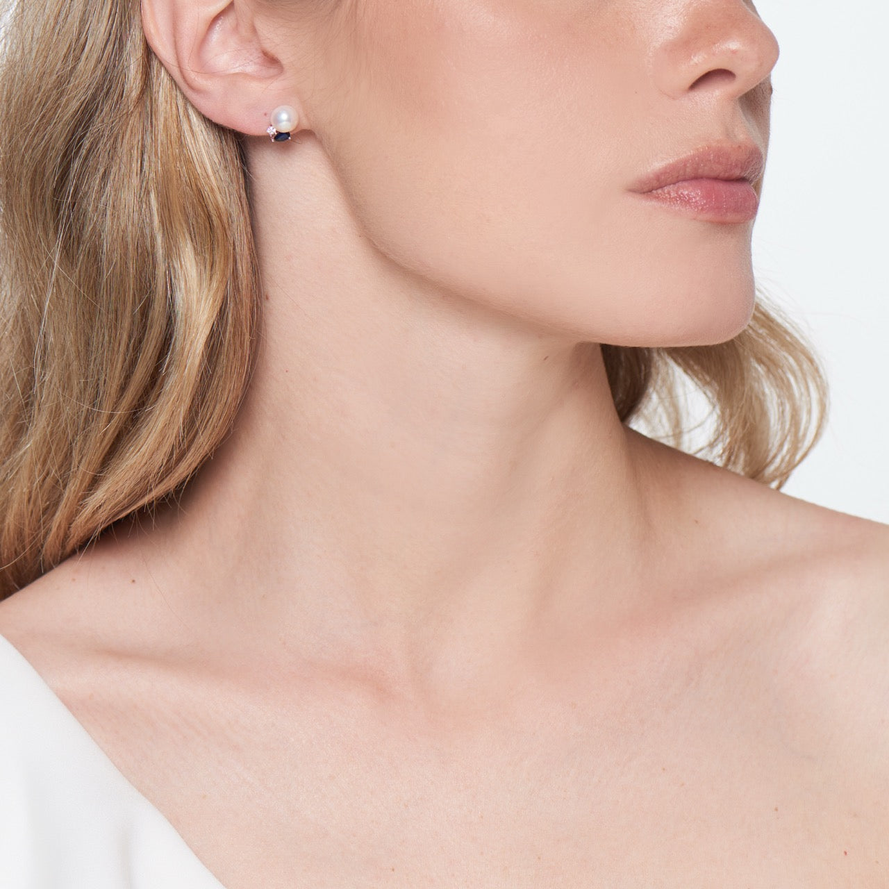 Pendientes en oro blanco corte gota, diamantes, perlas Akoya y rubíes