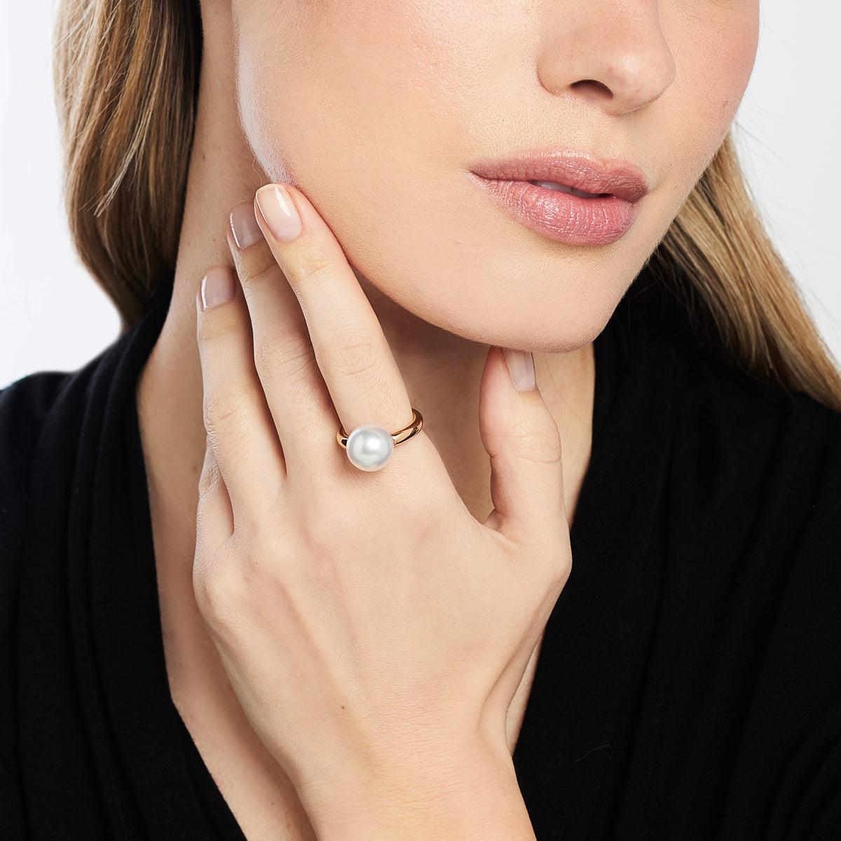 Anello Milano perla South Sea bianca indossato — MIMÍ Milano