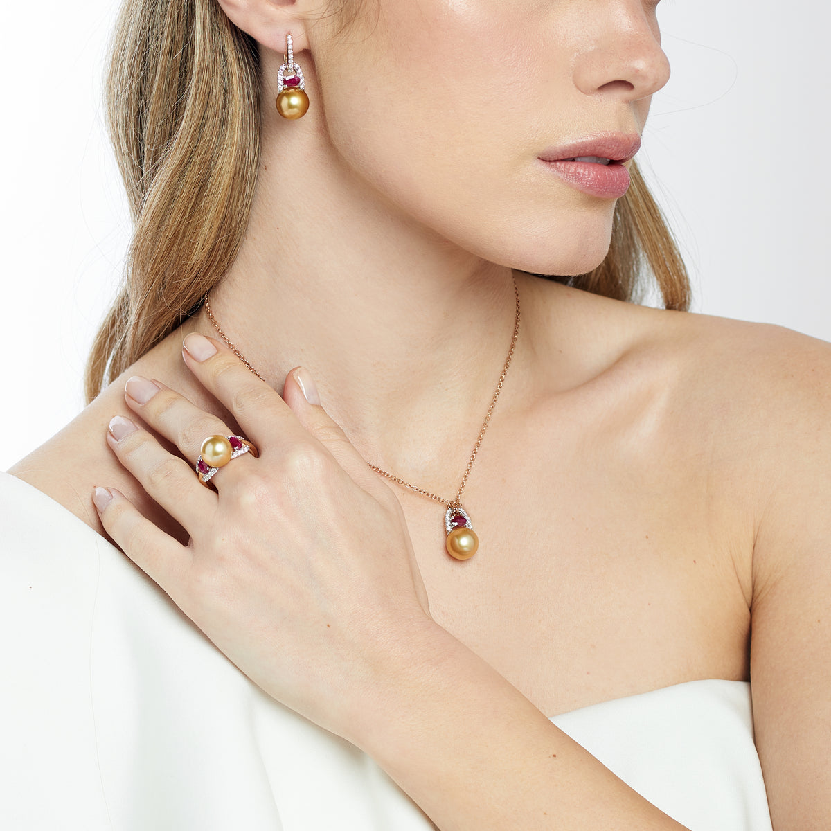 Milano ring with gold South Sea pearl, worn, another view — MIMÍ Milano