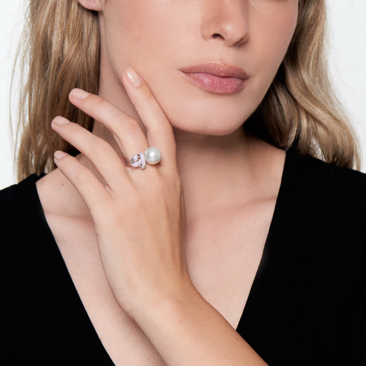 Love Knot ring with white South Sea pearl, worn, another view — MIMÍ Milano