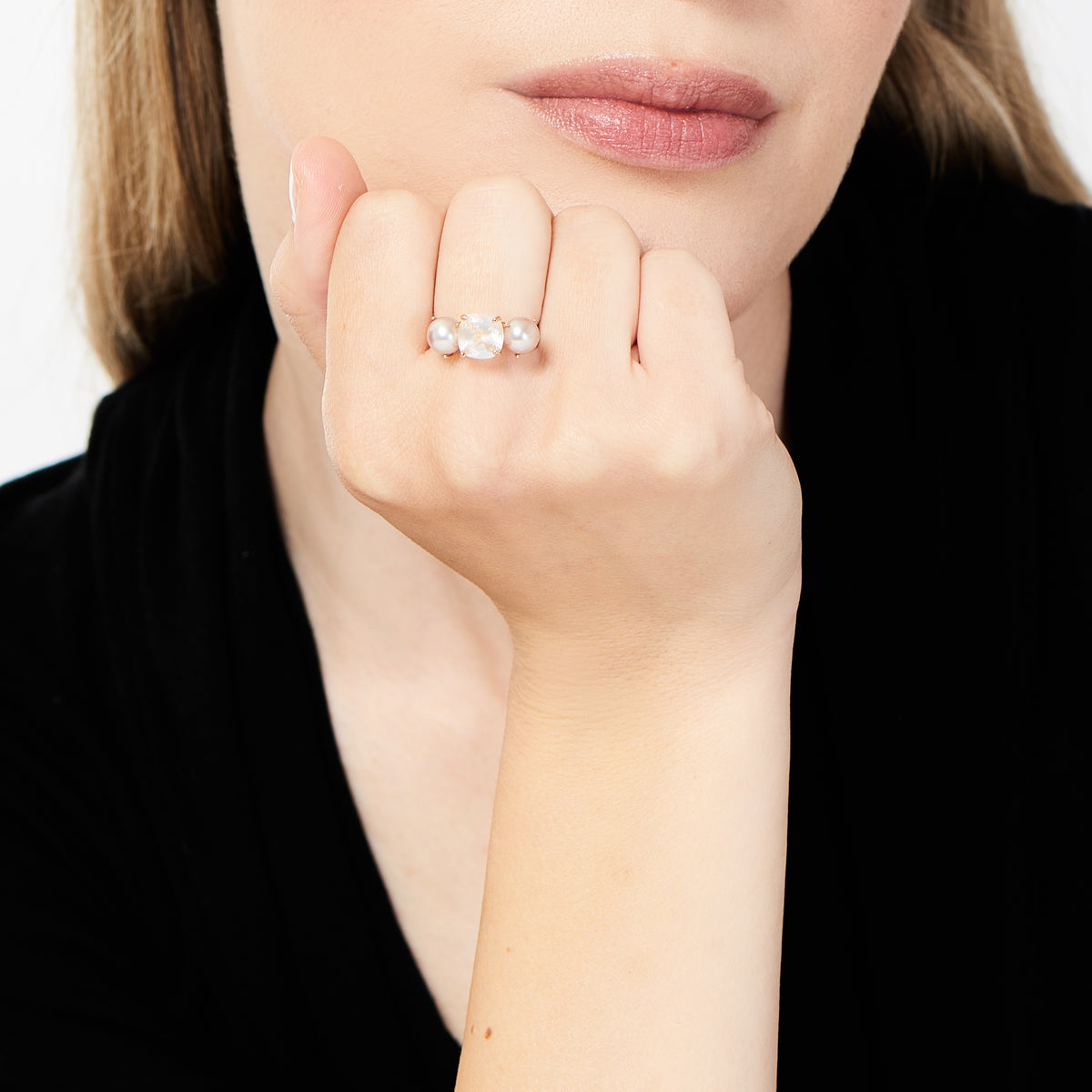 Ring Shanti Perlen violett, getragen — MIMÍ Milano