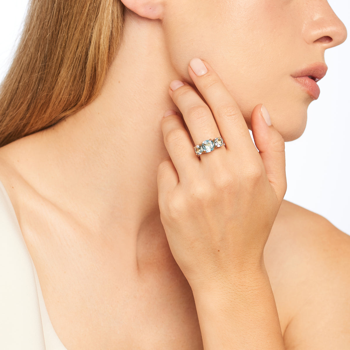 Ring Shanti Blautopas, getragen — MIMÍ Milano