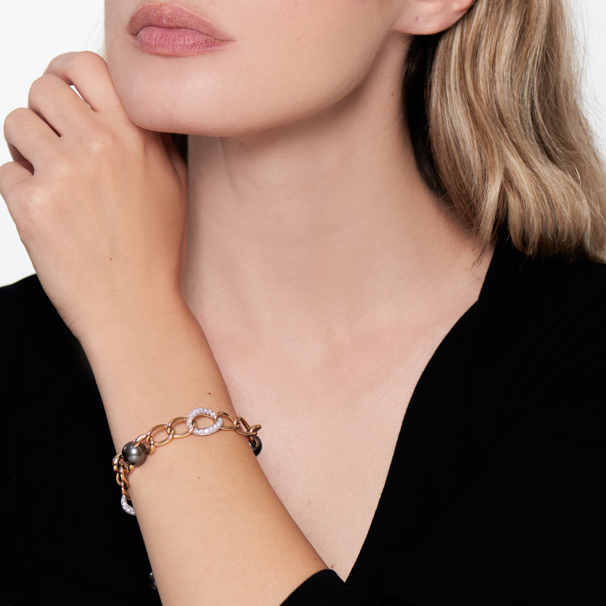 Armband Milano mit schwarzen Tahiti-Perlen, getragen — MIMÍ Milano
