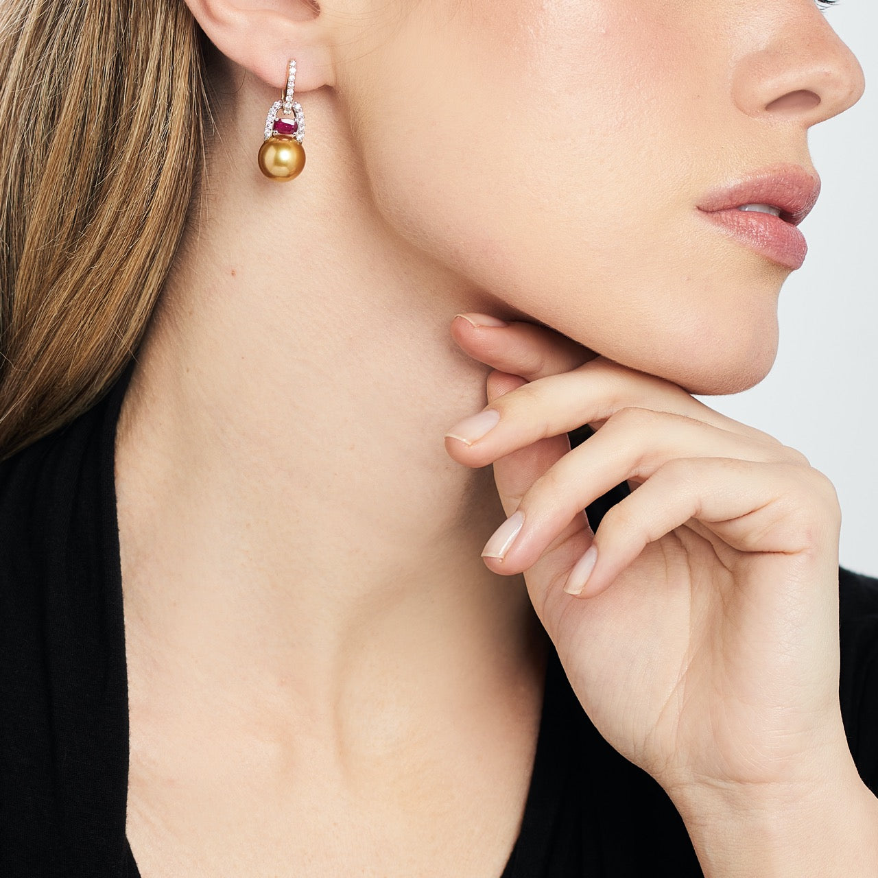 MIMI Orecchini in oro giallo con perle South Sea gold, diamanti e rubini