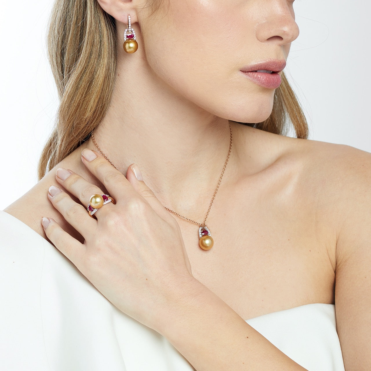 MIMI Orecchini in oro giallo con perle South Sea gold, diamanti e rubini