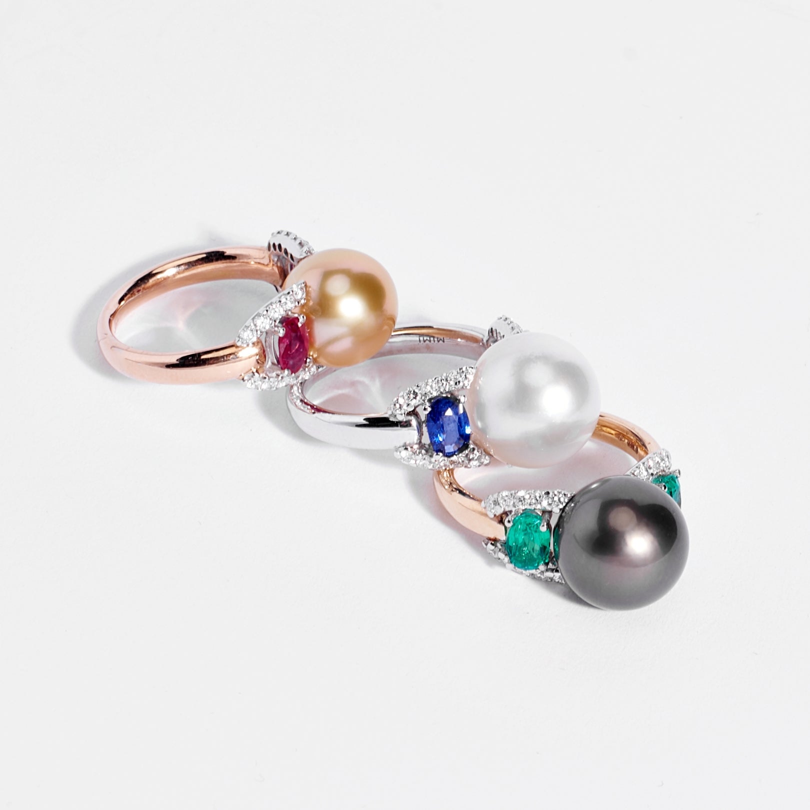 MIMI Anello Milano in oro rosa 18k con perla South Sea nera e smeraldi