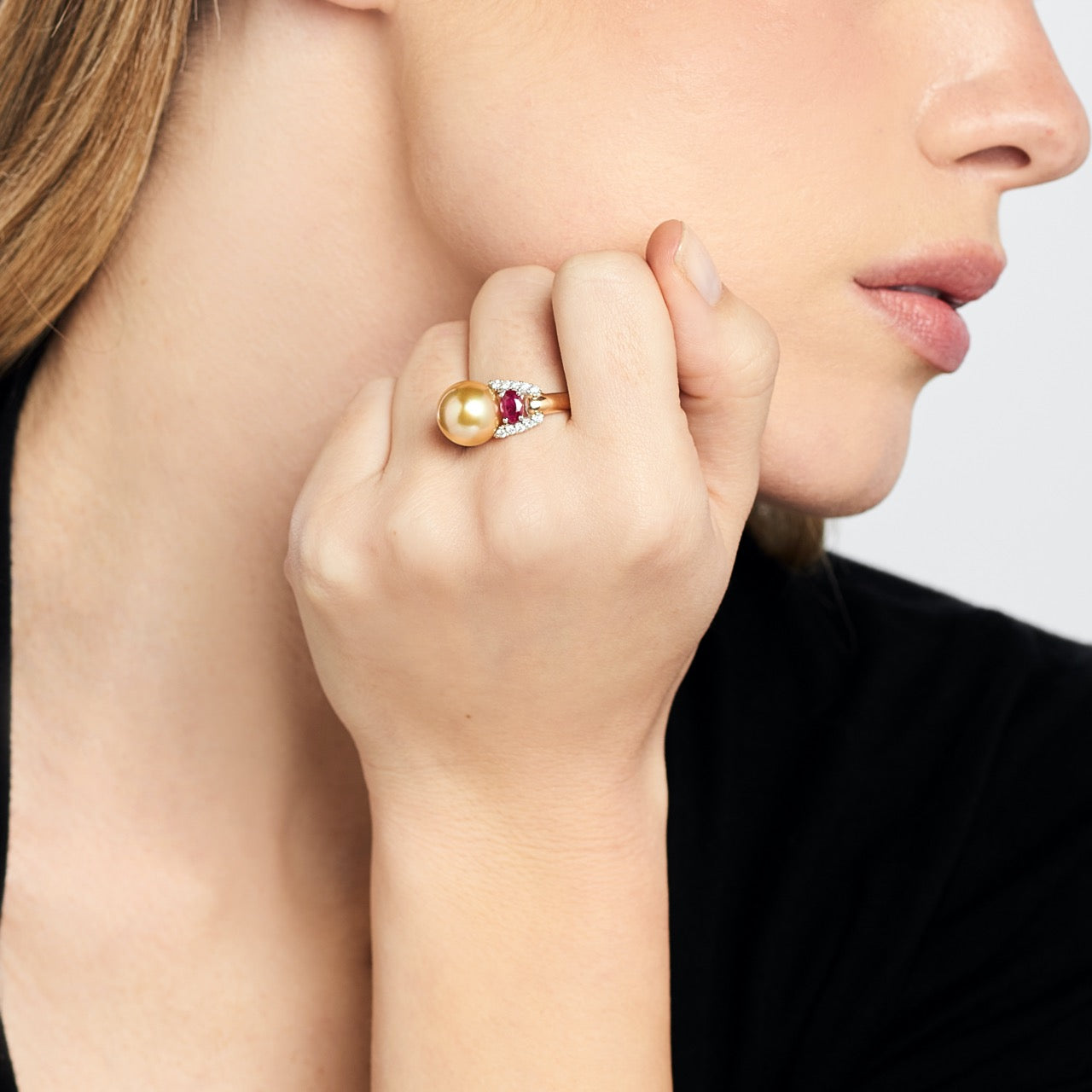 MIMI Anello Milano in oro rosa 18k con perla South Sea Gold e rubini