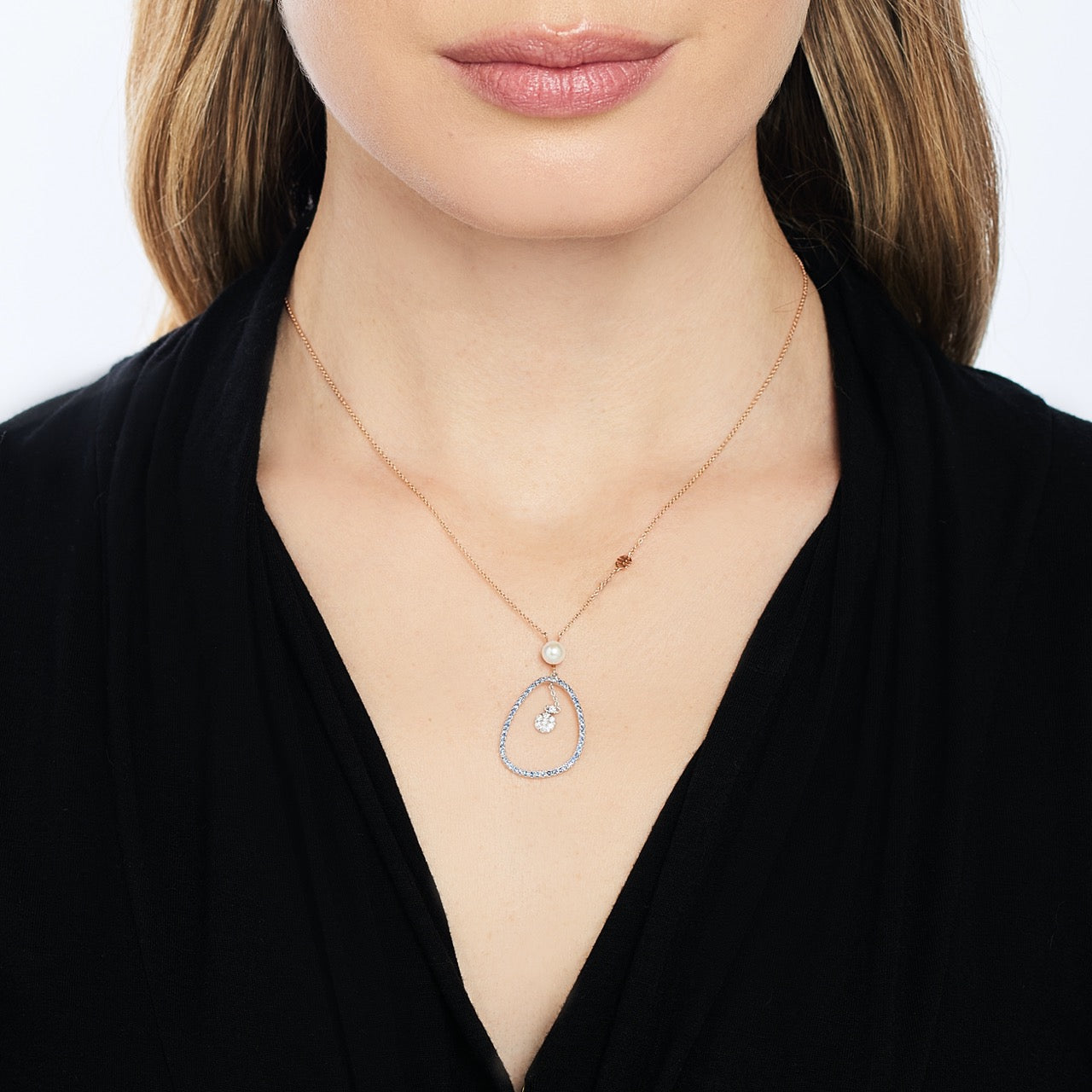 MIMI Pendente Vivienne in oro rosa e bianco 18k con perla Akoya, zaffiri blu e diamanti