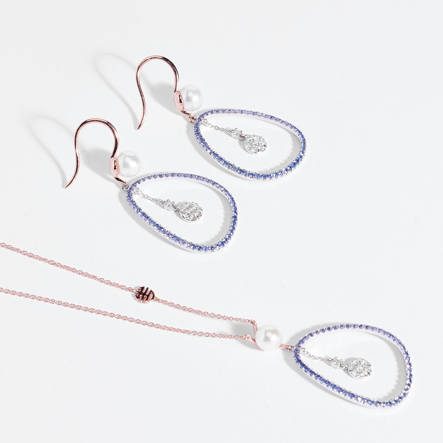 MIMI Pendente Vivienne in oro rosa e bianco 18k con perla Akoya, zaffiri blu e diamanti