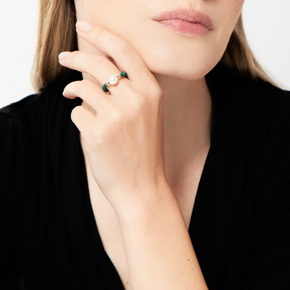 MIMI Anello elastica con perle bianche e oro malachite