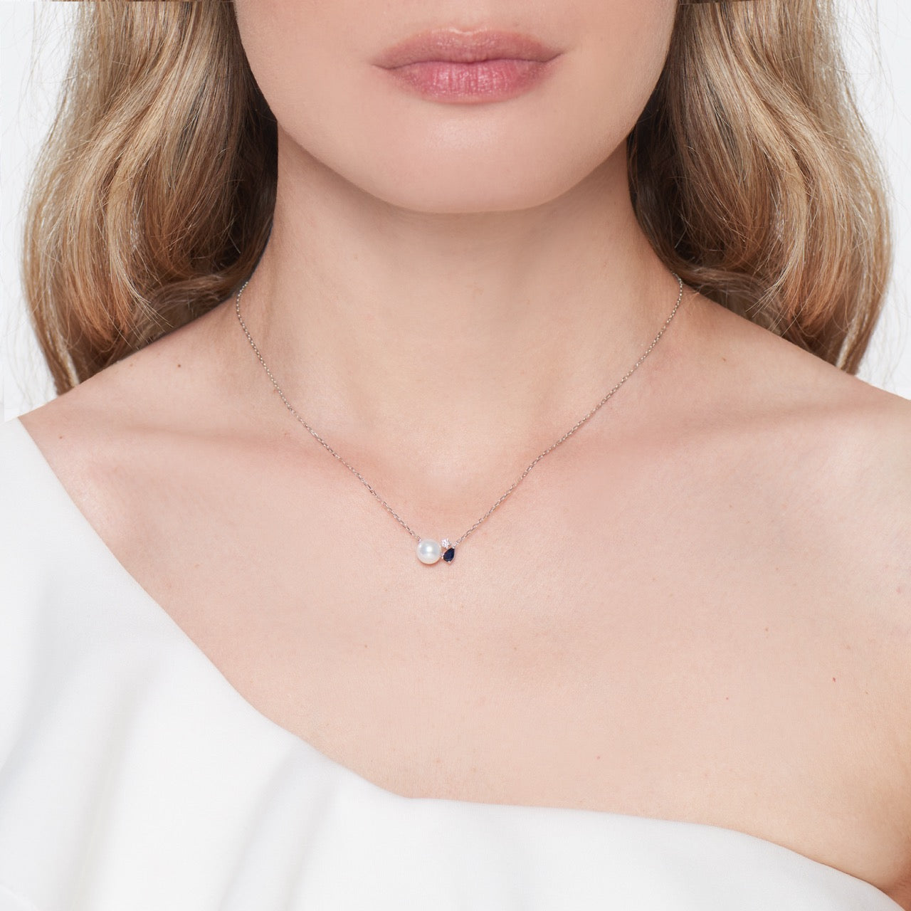 MIMI Pendente in Oro Bianco con Diamanti, Perla Akoya e Rubini Zaffiri blu