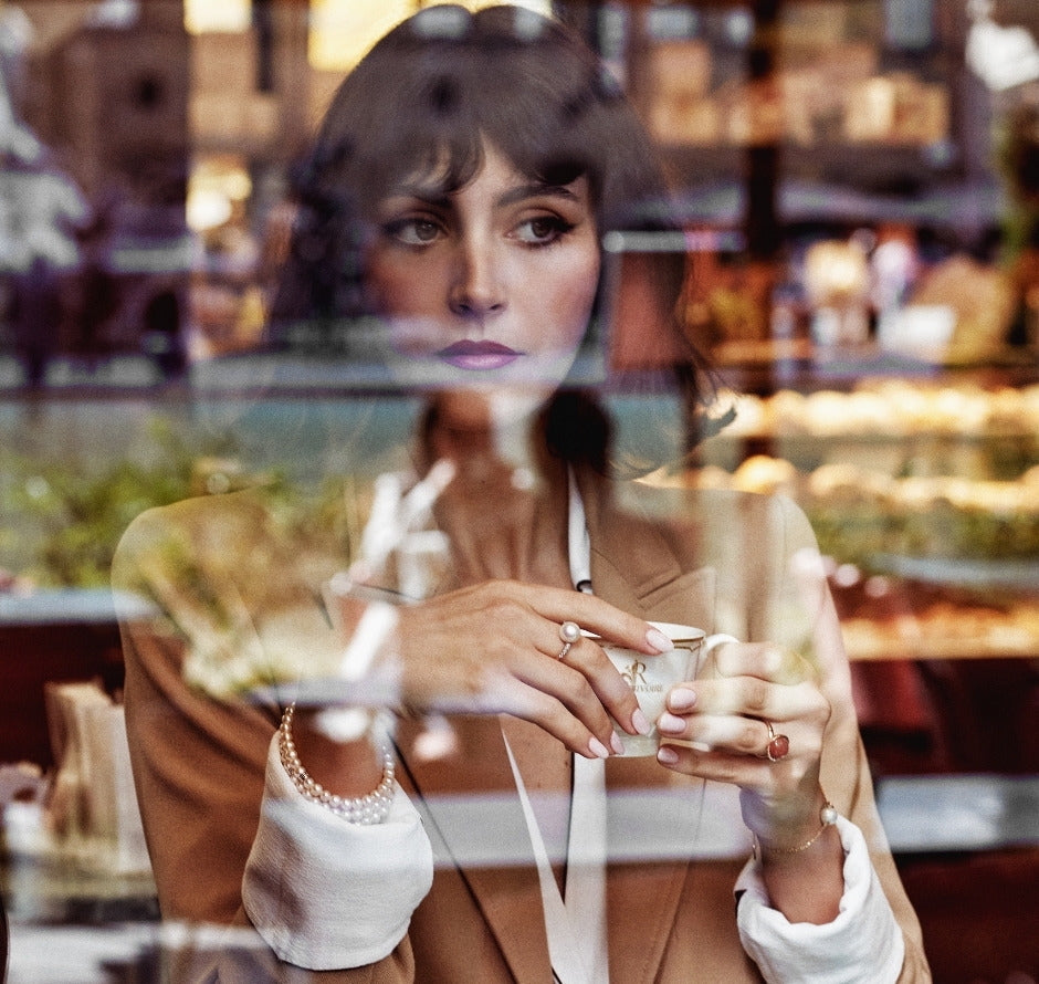 Ritratto di donna con camicia bianca e collana di perle MIMI Milano – Look Domenica a Firenze