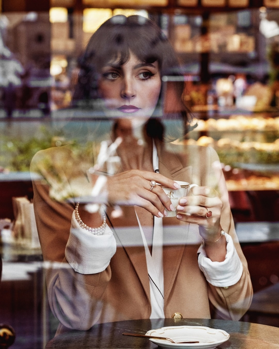 Ritratto di donna con camicia bianca e collana di perle MIMI Milano – Look Domenica a Firenze