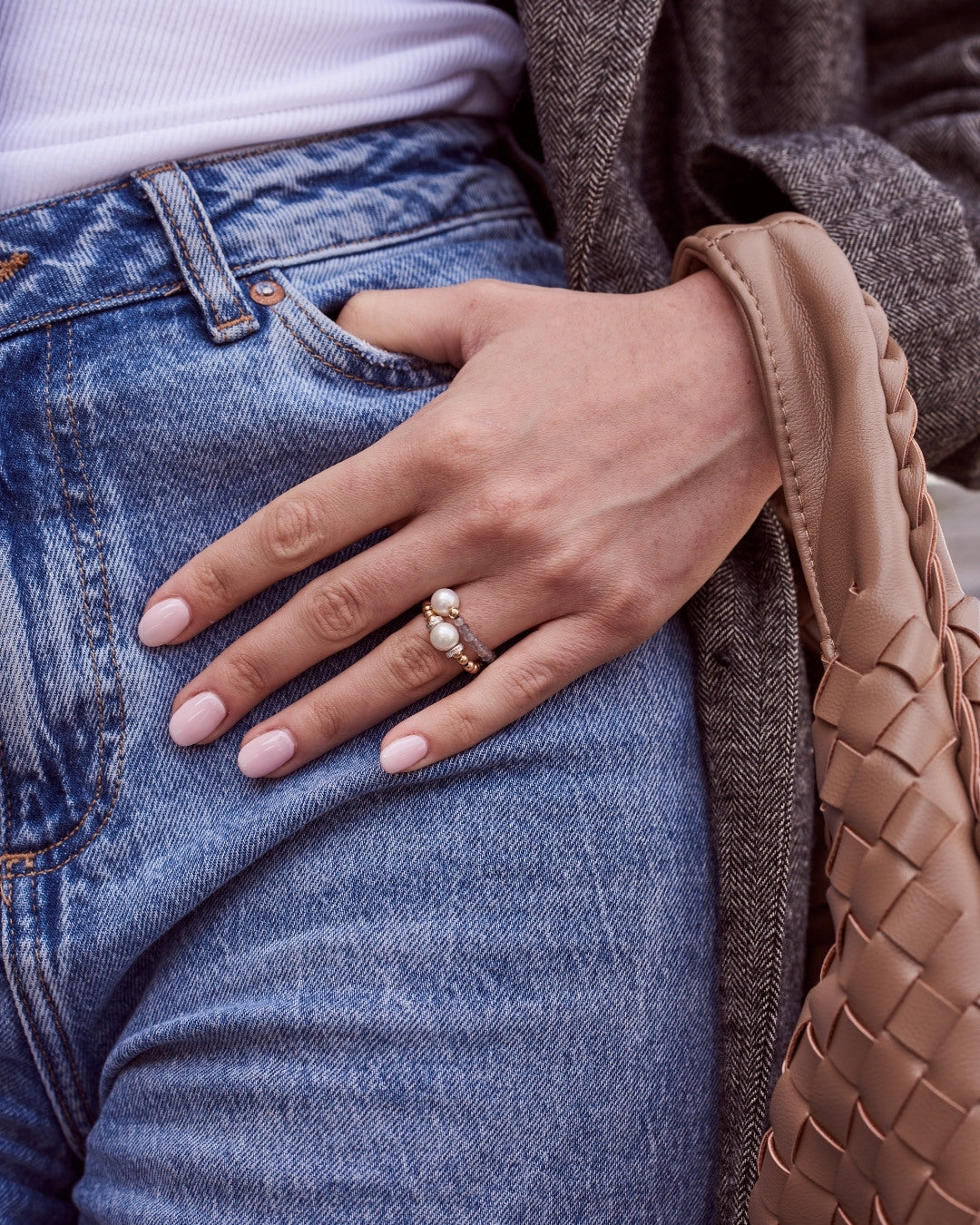 Anelli in oro e perle colorate MIMI Milano sovrapposti – Look Vento di settembre