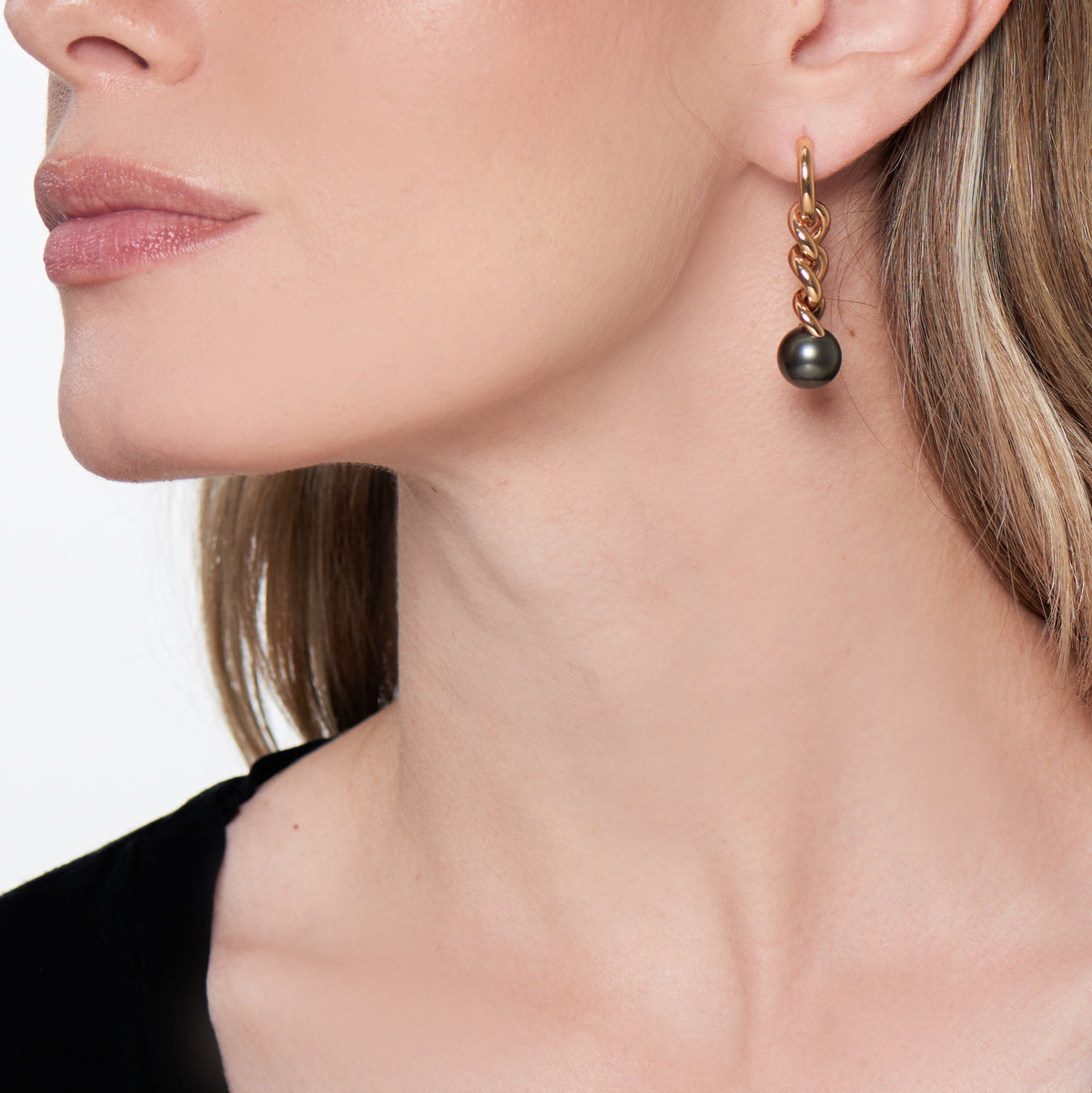 Boucles d'oreilles Milano perles de Tahiti noires, porté, autre vue — MIMÍ Milano