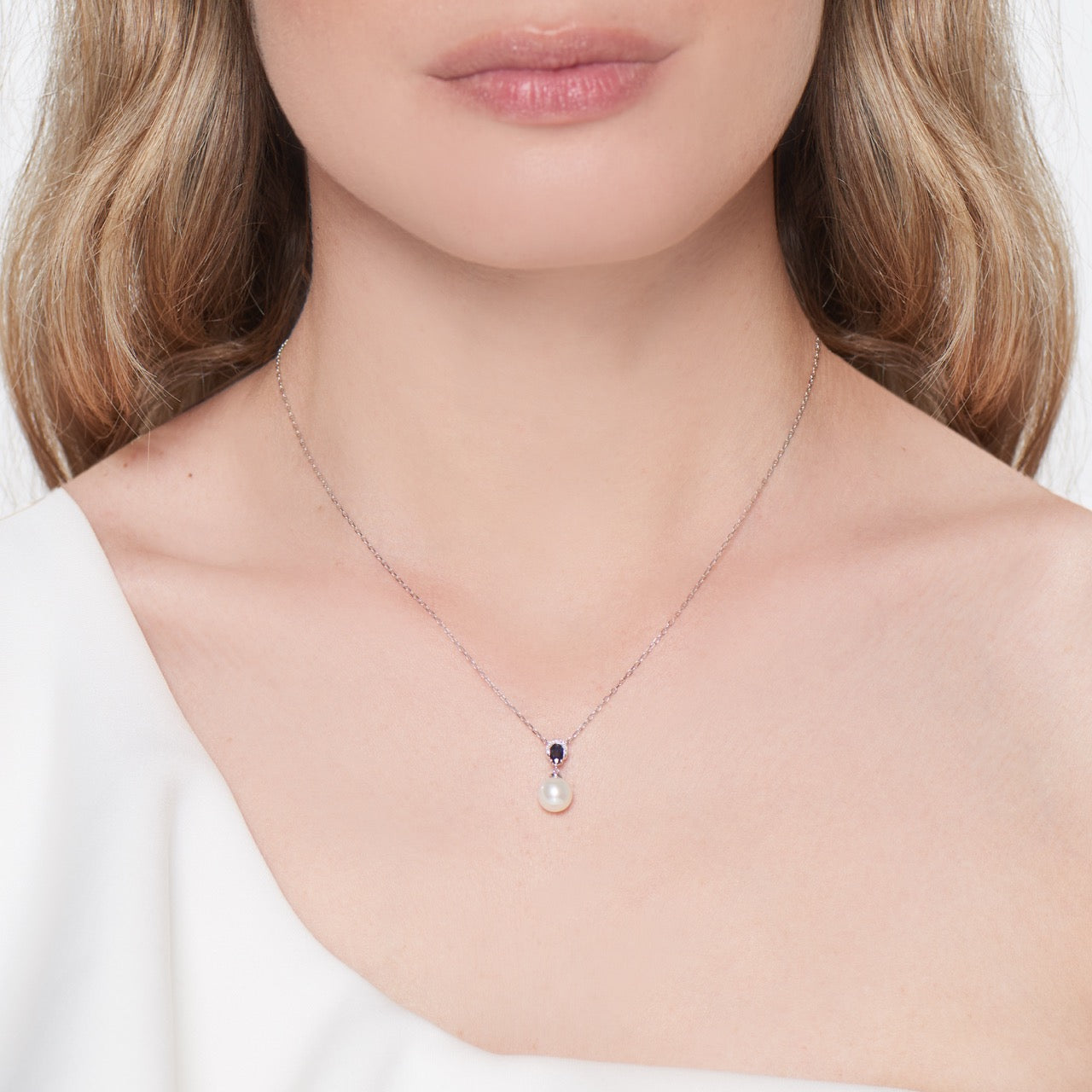 MIMI Pendente in Oro Bianco con Diamanti, Perla Akoya e Smeraldi Zaffiri blu