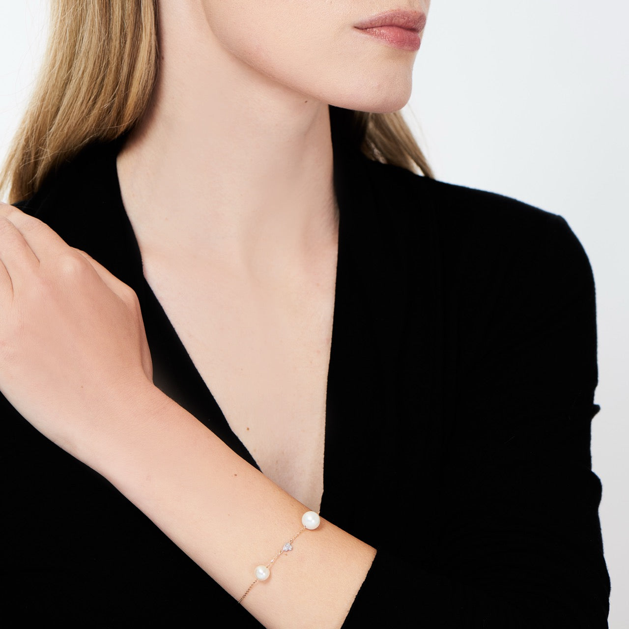 Bracciale con perle bianche e cuore di diamanti