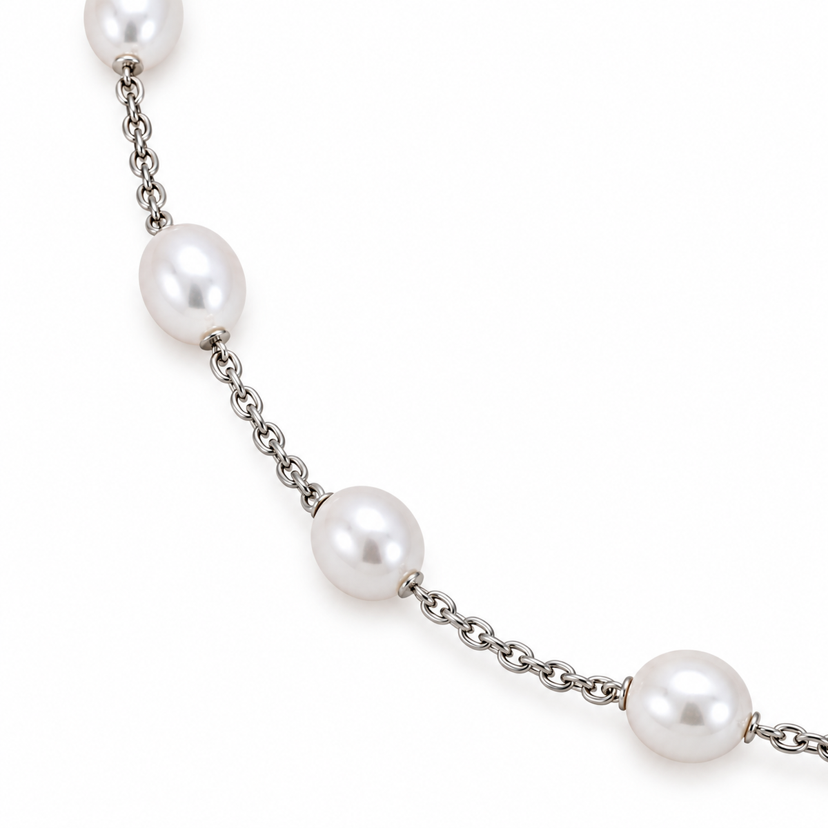 Dettaglio delle perle barocche bianche 10x9 mm sulla catena in argento 925 — MIMÍ Milano