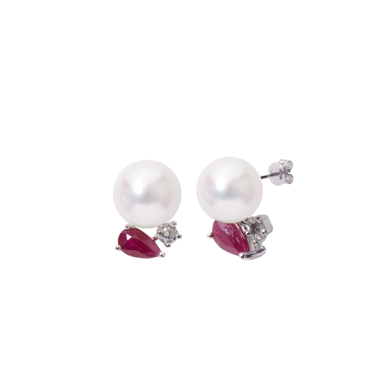 Pendientes en oro blanco corte gota, diamantes, perlas Akoya y rubíes