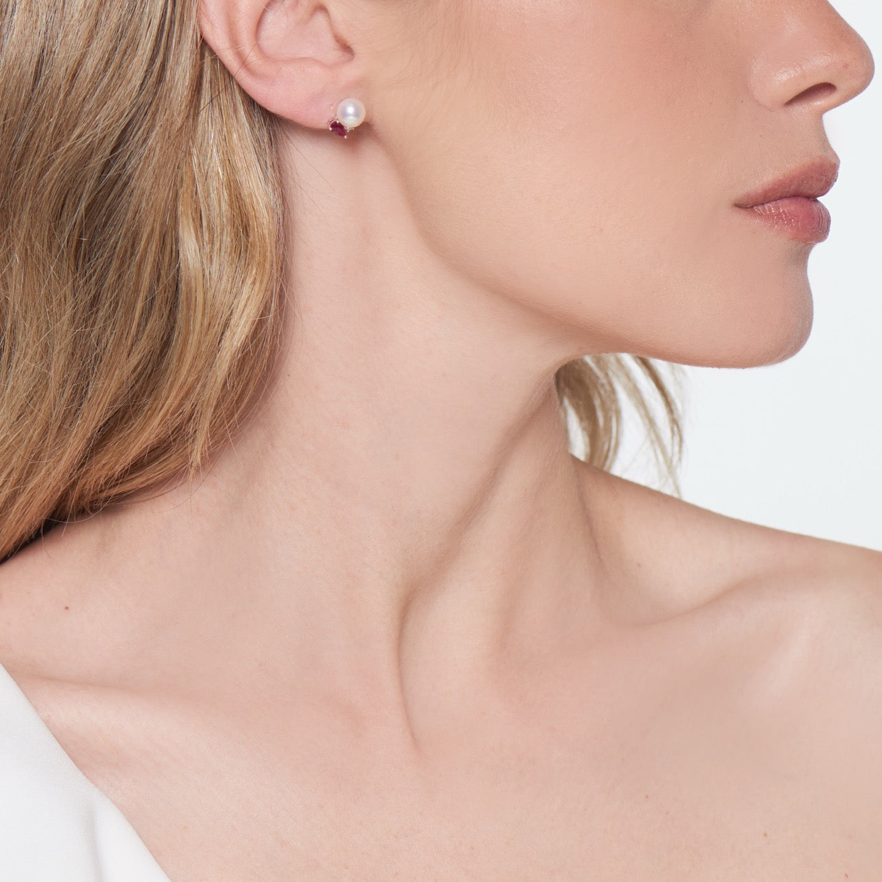 Pendientes en oro blanco corte gota, diamantes, perlas Akoya y rubíes