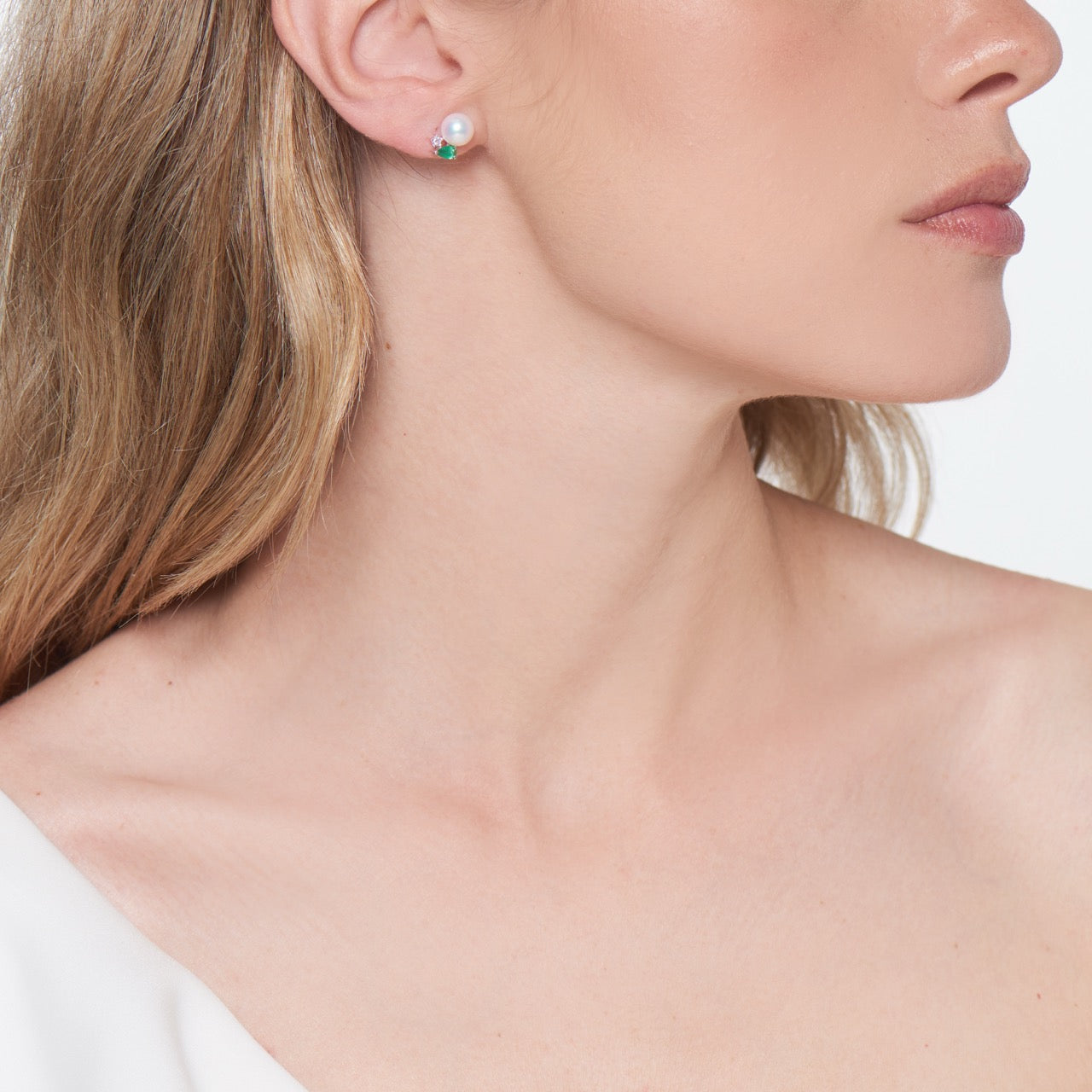 Pendientes en oro blanco corte gota, diamantes, perlas Akoya y esmeraldas
