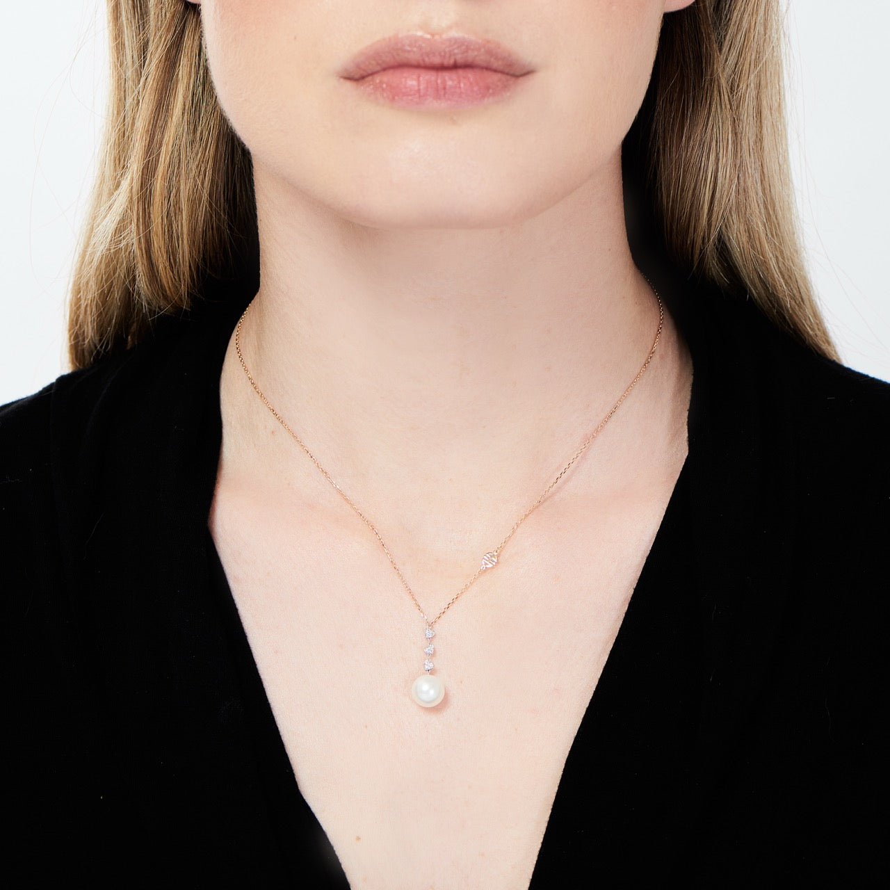 Colgante con perla blanca y corazones de diamantes