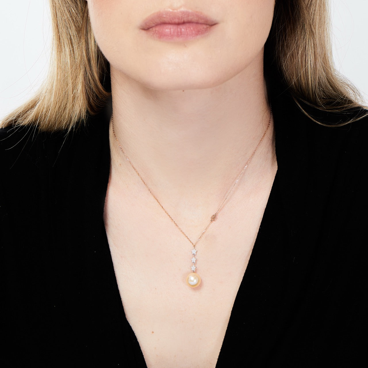 Colgante con perla rosa y estrellas de diamantes
