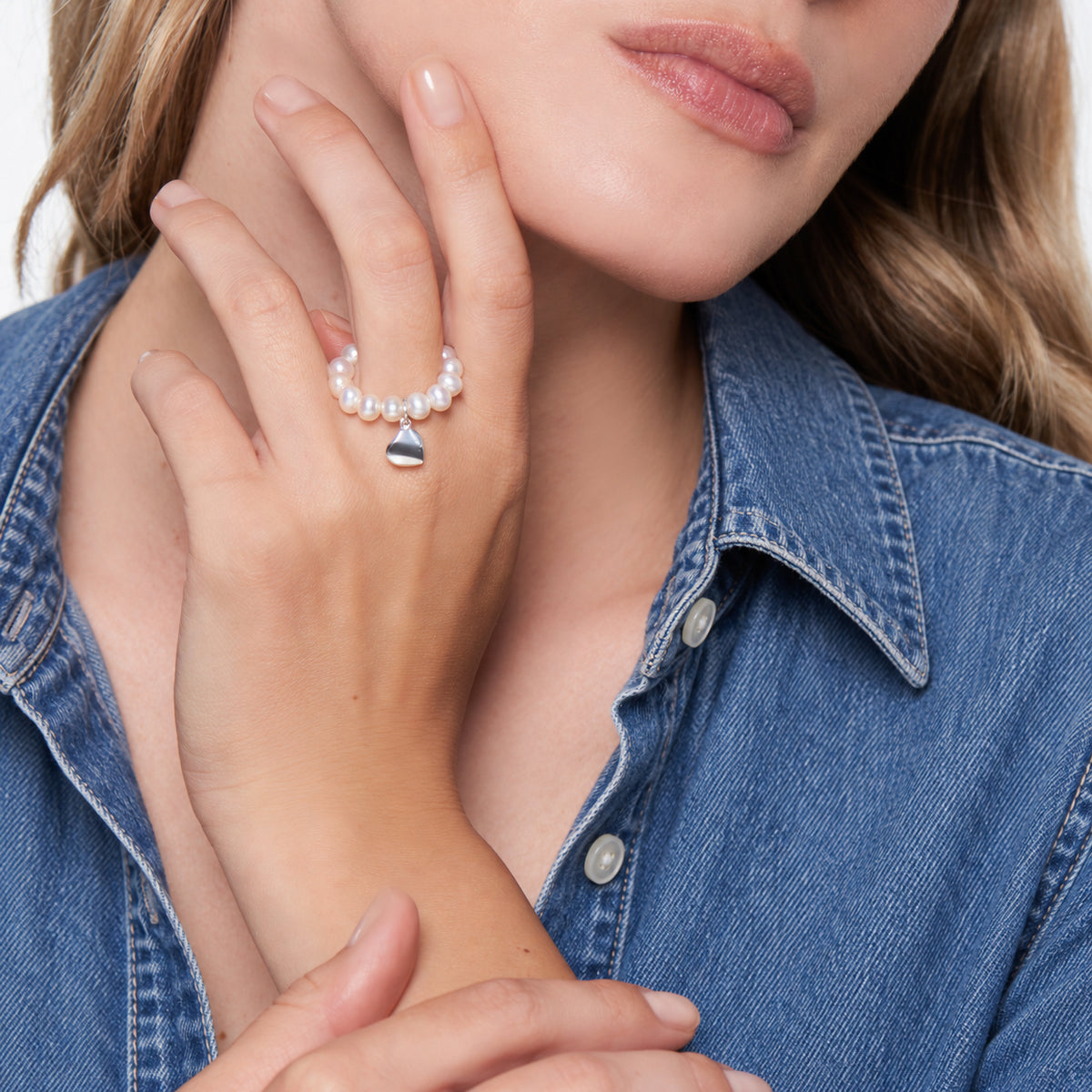 Anello Elastica Cuore perle bianche indossato — MIMÍ Milano