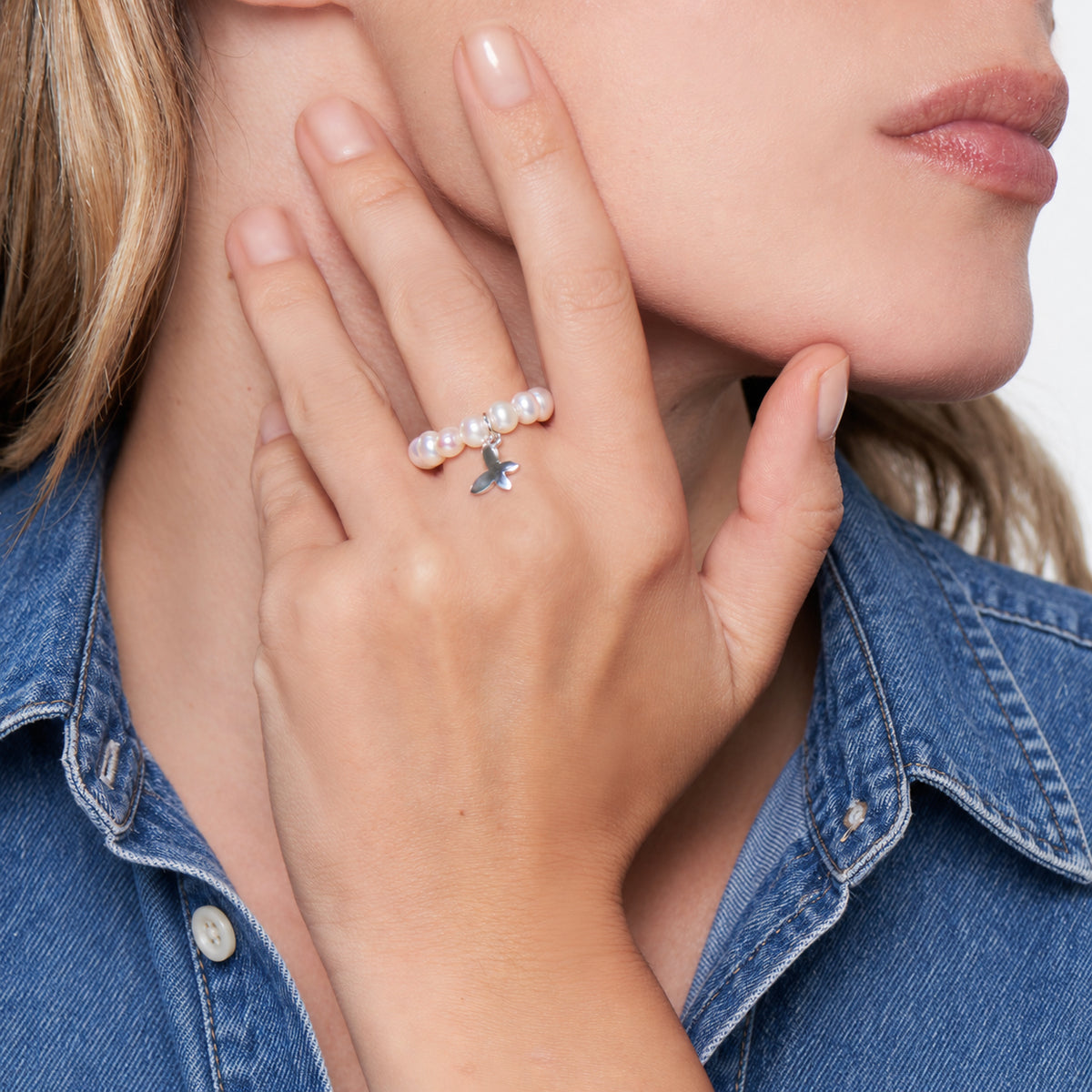 Anello Elastica Farfalla perle bianche indossato — MIMÍ Milano