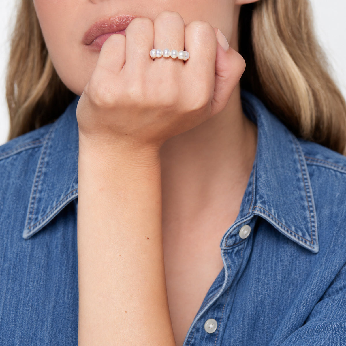 Anello Elastica perle bianche indossato — MIMÍ Milano