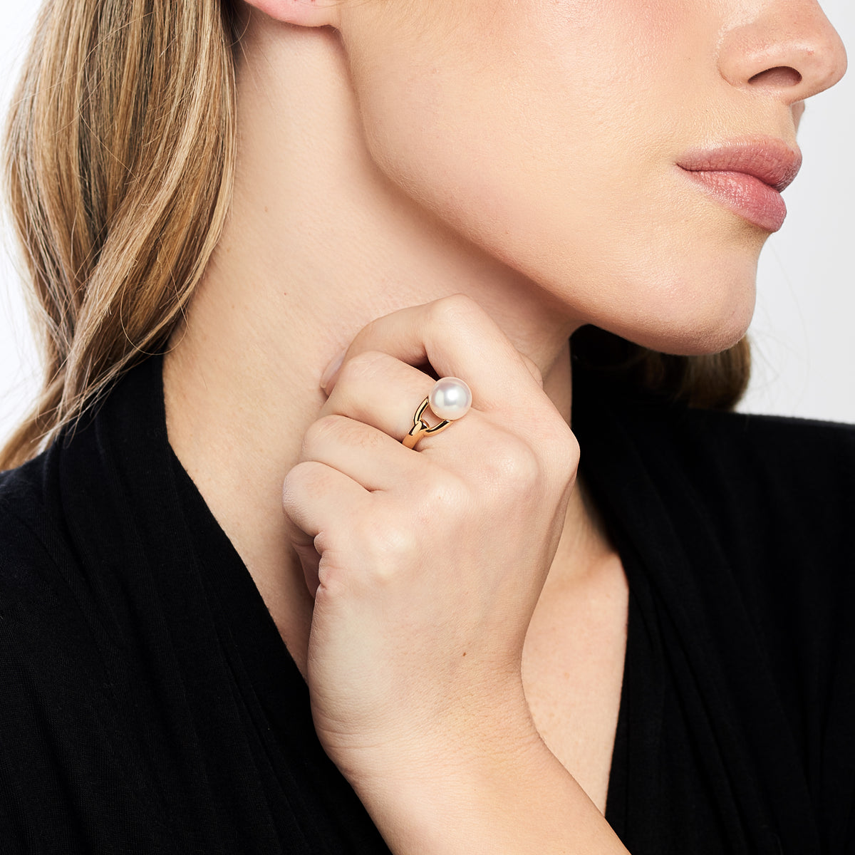 Anello Milano perla South Sea bianca indossato — MIMÍ Milano