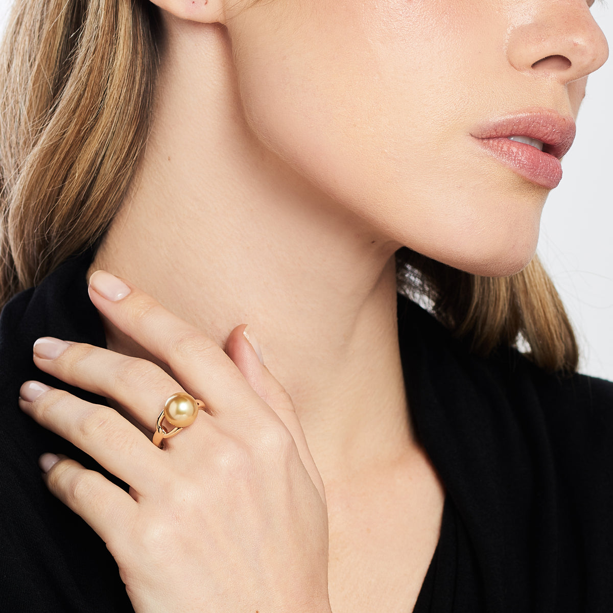 Ring Milano mit South Sea Perle in Gold, getragen — MIMÍ Milano