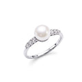 Solitaire ring with white Akoya pearl