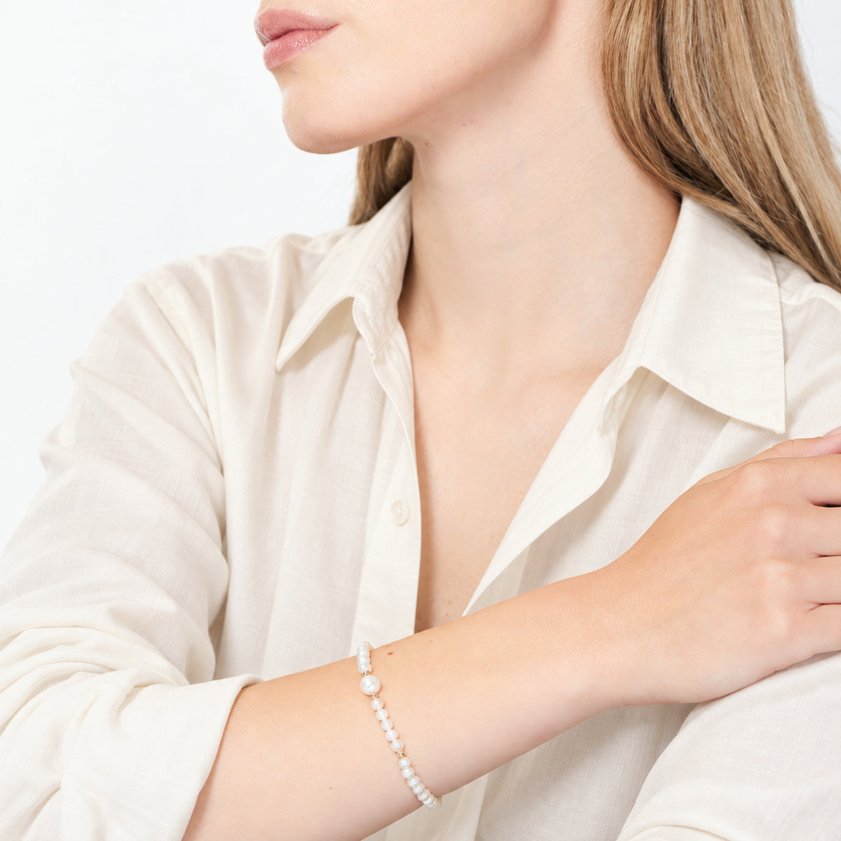 Bracciale perle bianche indossato — MIMÍ Milano