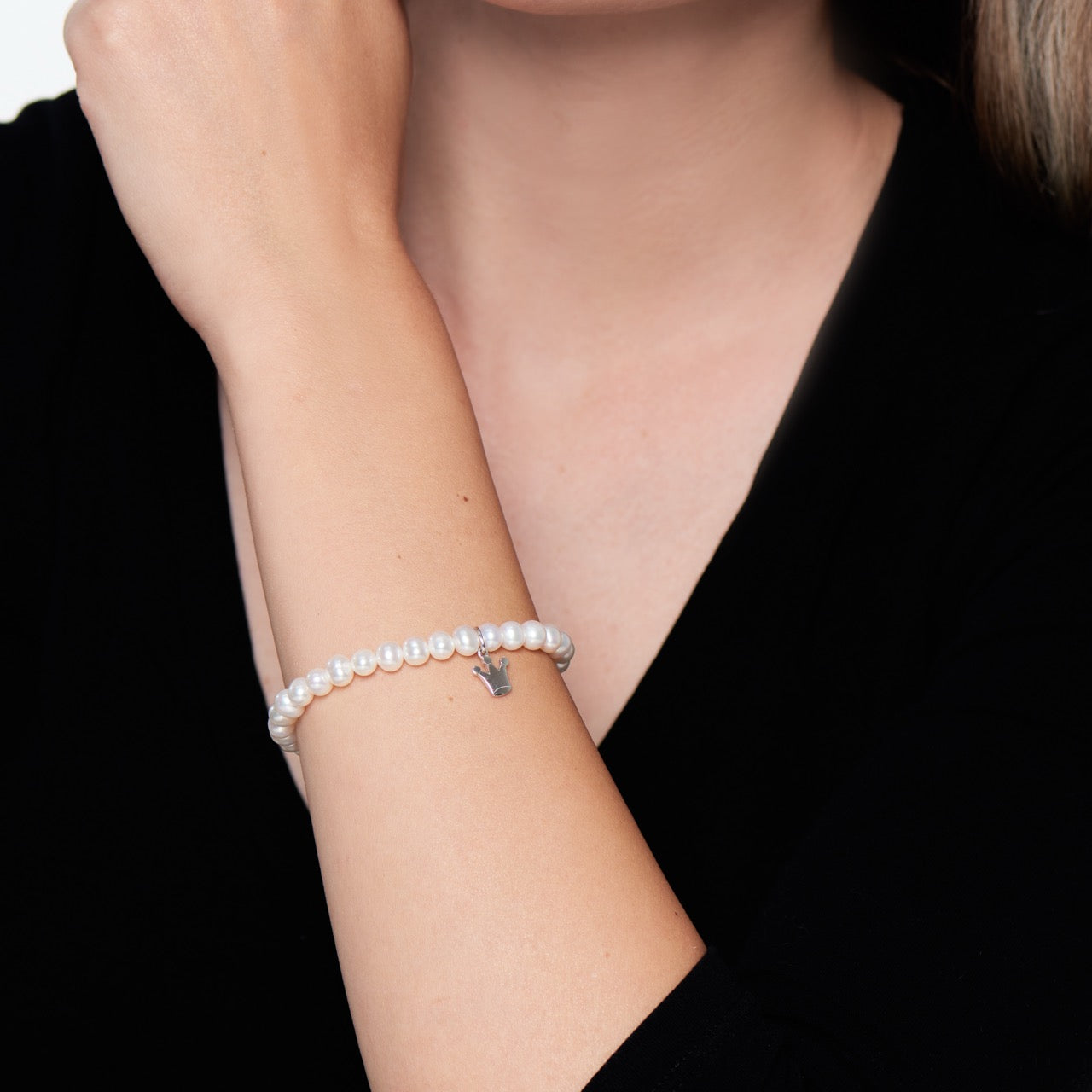 MIMI Bracciale Elastica con Perle Freshwater e Charm Corona in Argento 925 Bianco
