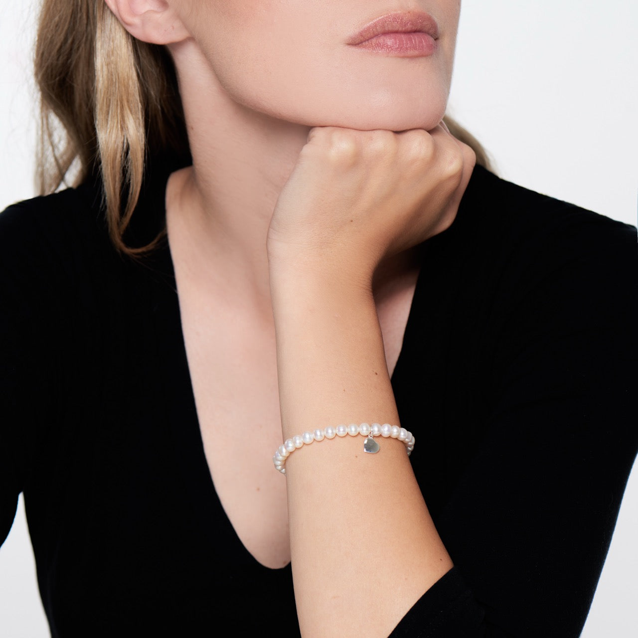 MIMI Bracciale Elastica con Perle Freshwater e Charm Cuore in Argento 925