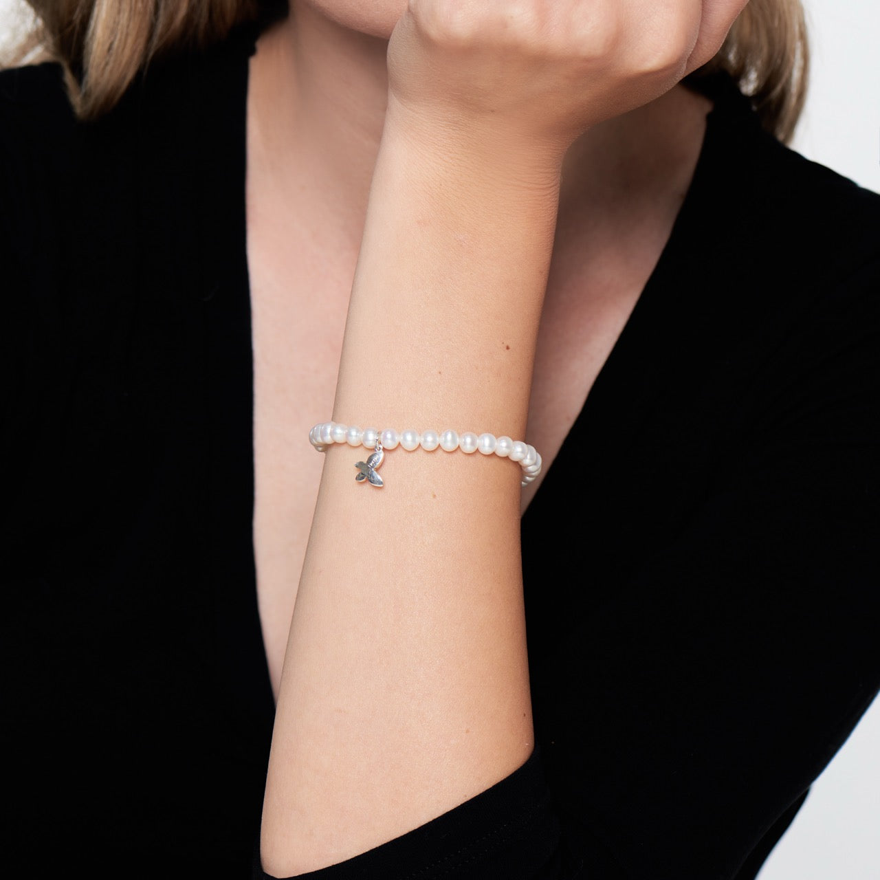 MIMI Bracciale Elastica con Perle Freshwater e Charm Farfalla in Argento 925 Bianco