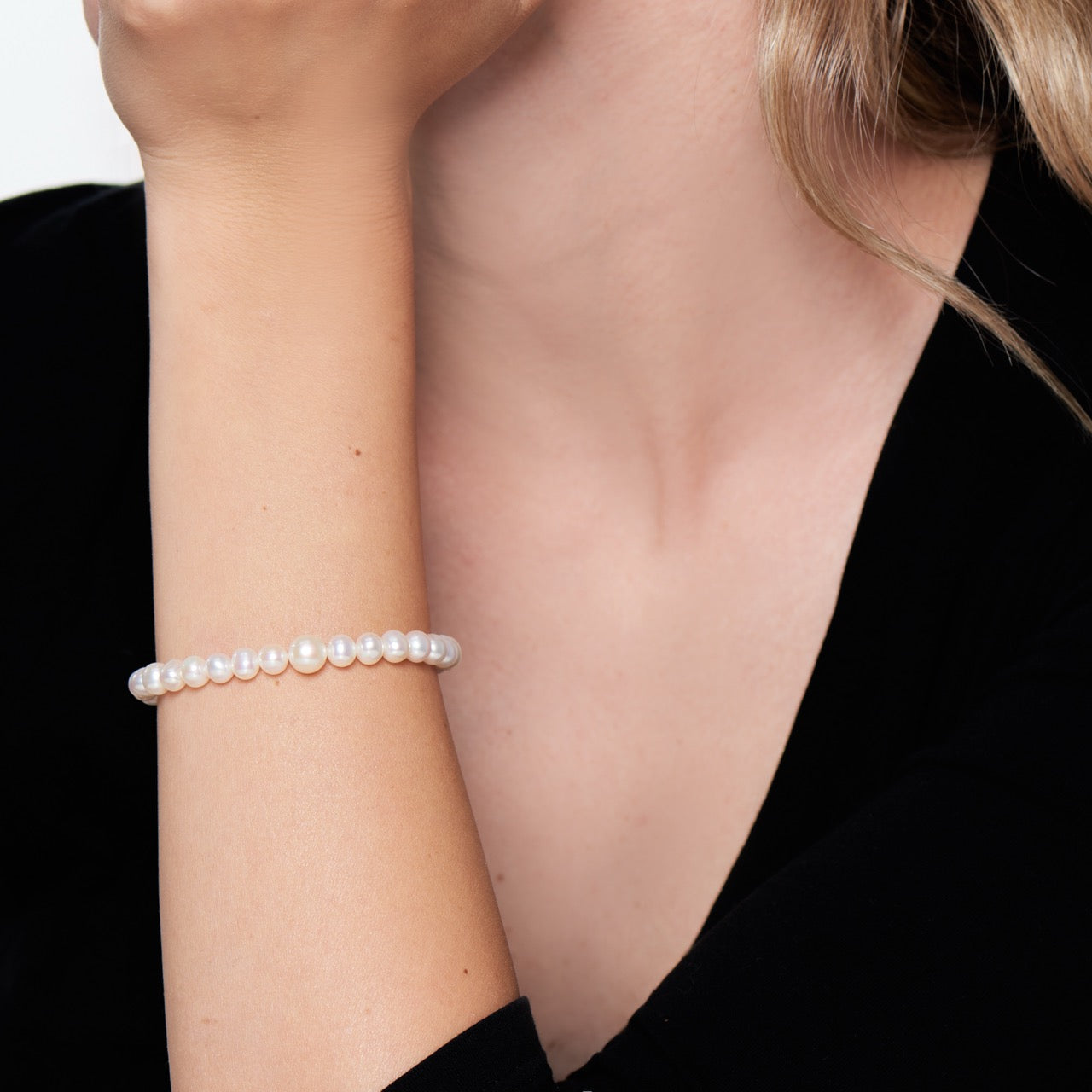 MIMI Bracciale Elastica con Perle Freshwater 5–6 mm e 3 Perle 7–8 mm