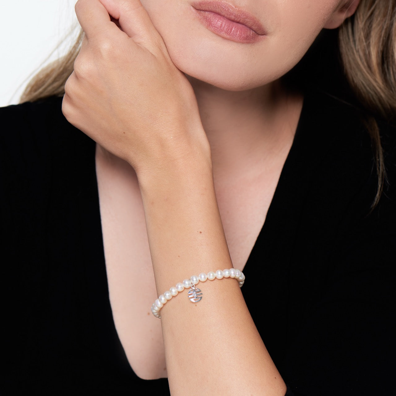 MIMI Bracciale Elastica con Perle Freshwater e Charm Ognibene in Argento 925