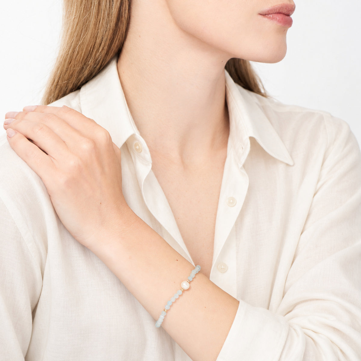 Bracciale perla bianca indossato — MIMÍ Milano