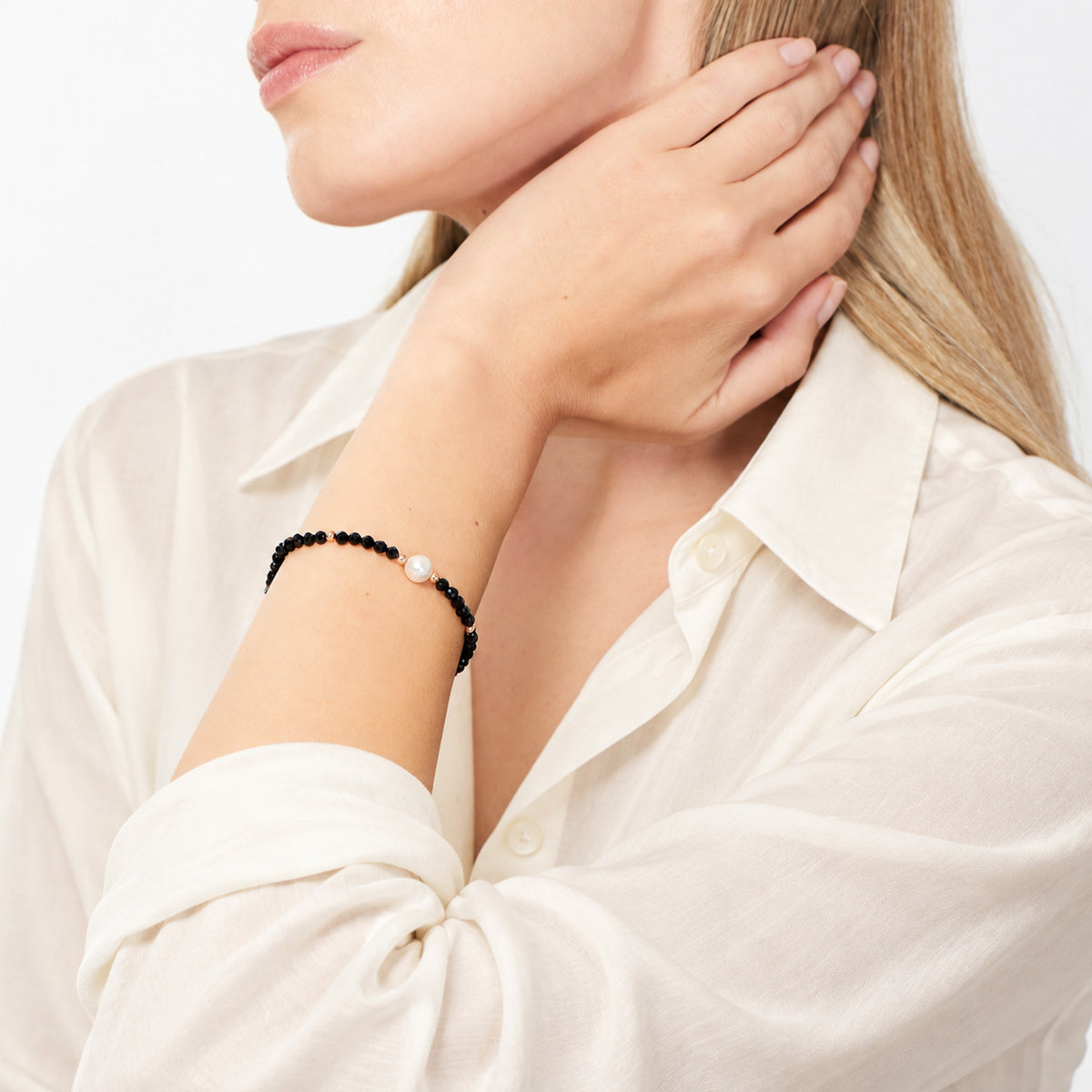 Bracciale perla bianca indossato — MIMÍ Milano