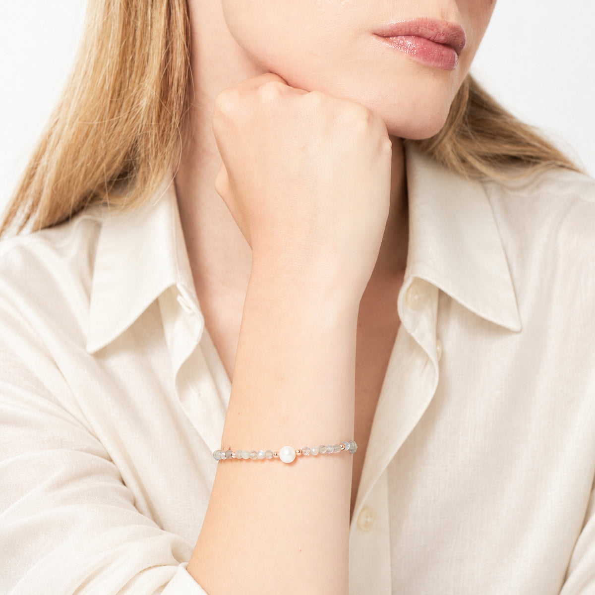Bracciale perla bianca indossato — MIMÍ Milano