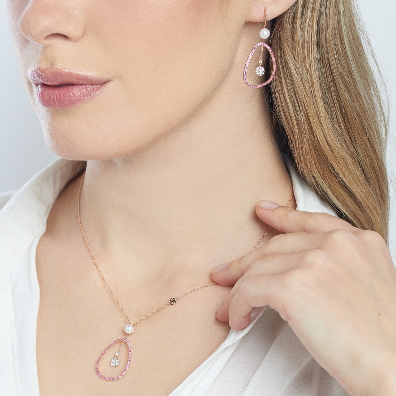 MIMI Orecchini Vivienne in oro rosa e bianco con perle Akoya, zaffiri rosa e diamanti