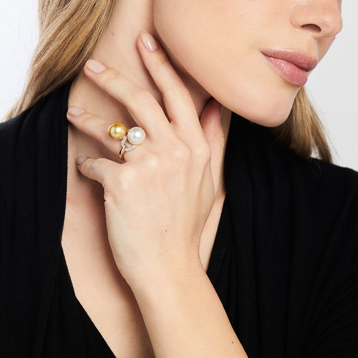 Milano Contrarié ring with white and gold South Sea pearls, worn, another view — MIMÍ Milano