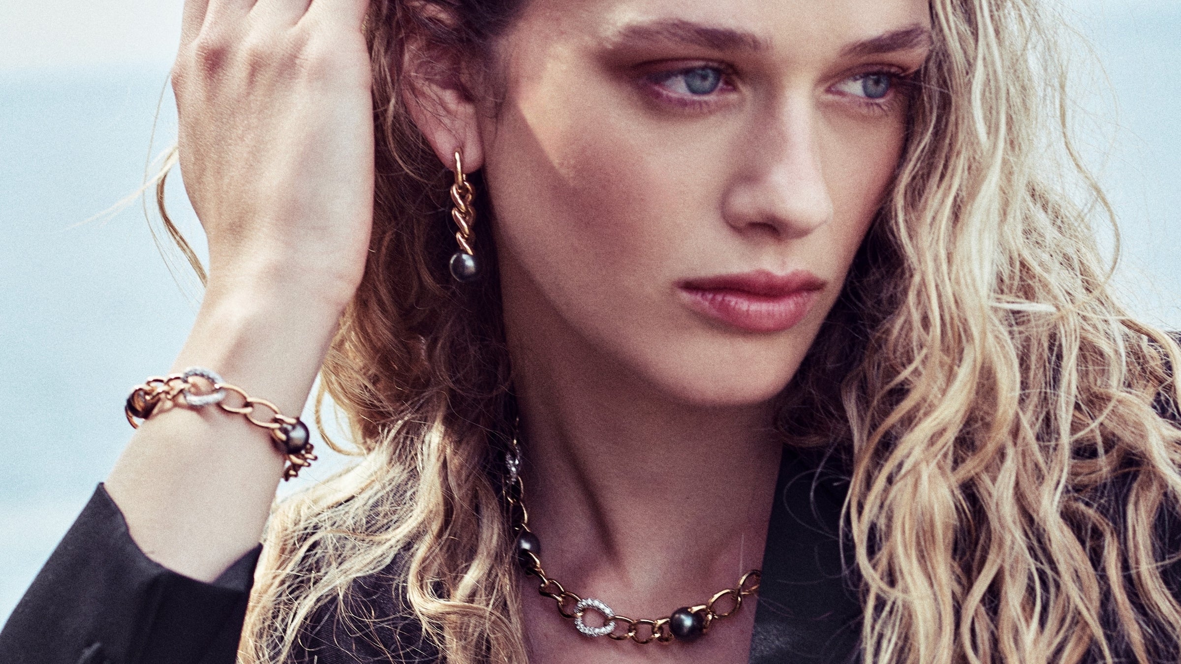 Modella che indossa una collana e orecchini della Collezione Milano firmata MIMI.