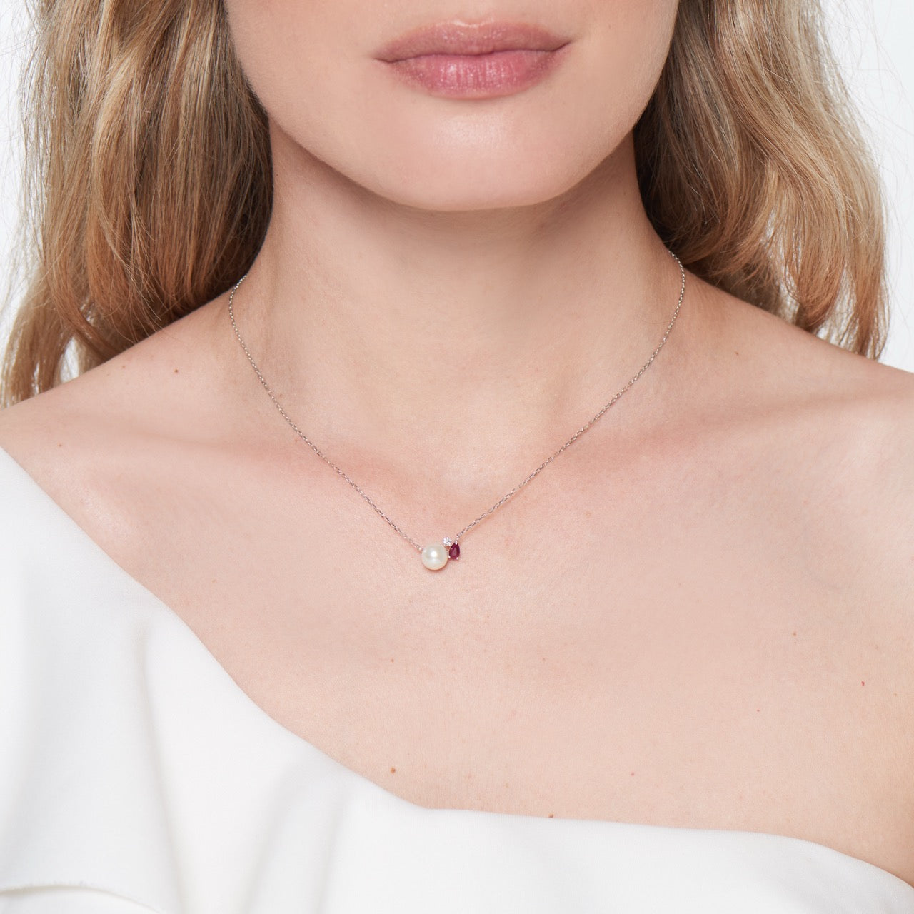 Colgante en Oro Blanco con Diamantes, Perla Akoya y Rubíes
