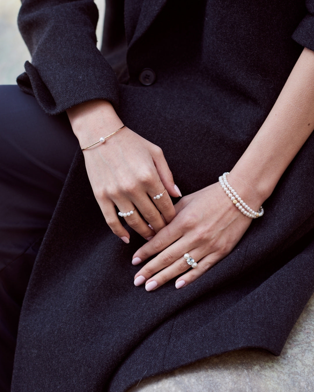 Bracciali con perle MIMI Milano abbinati a tessuti autunnali – Look Autunno in città