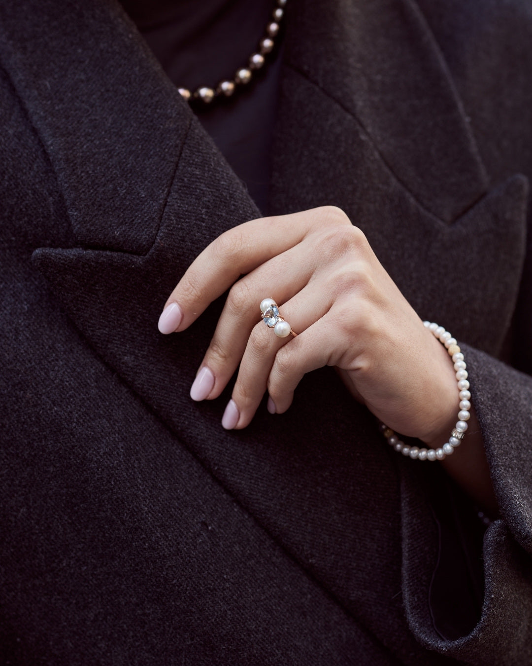 Dettaglio mani con anelli e bracciali con perle MIMI Milano – Look Autunno in città